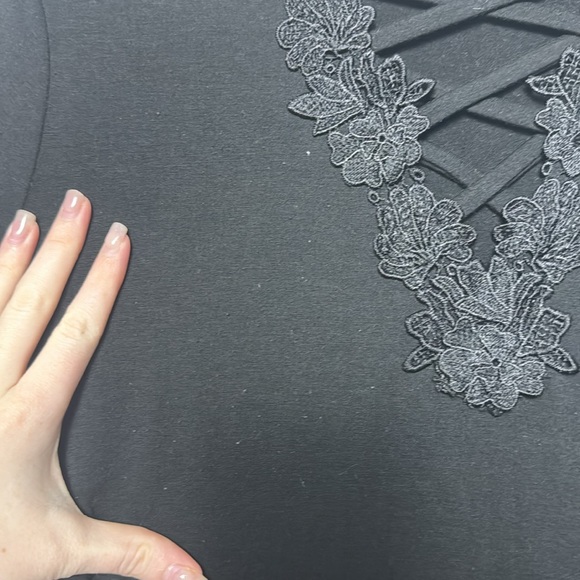 TORRID V Neck Laced Short Sleeve Tee shirt 1X - Picture 3 of 7